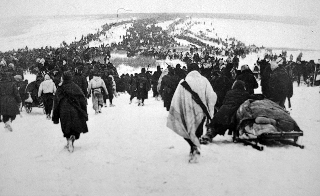 Колонны отступающих итальянских войск в заснеженной степи под Сталинградом.