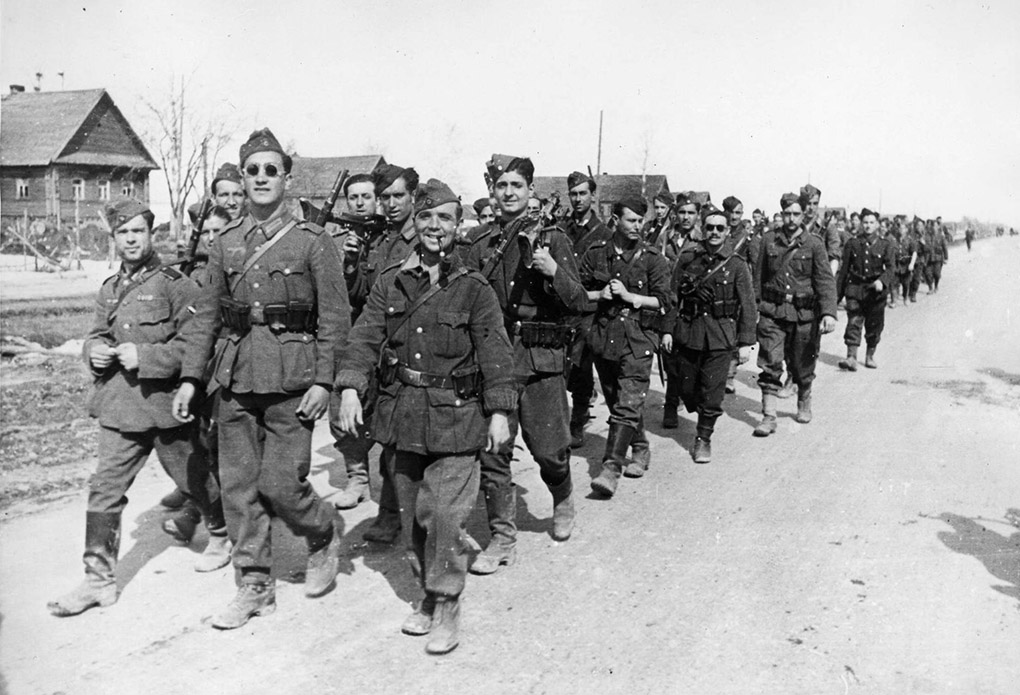 Испанские солдаты 250-й пехотной дивизии вермахта, более известной как «Голубая дивизия» (División Azul), на марше под Ленинградом.