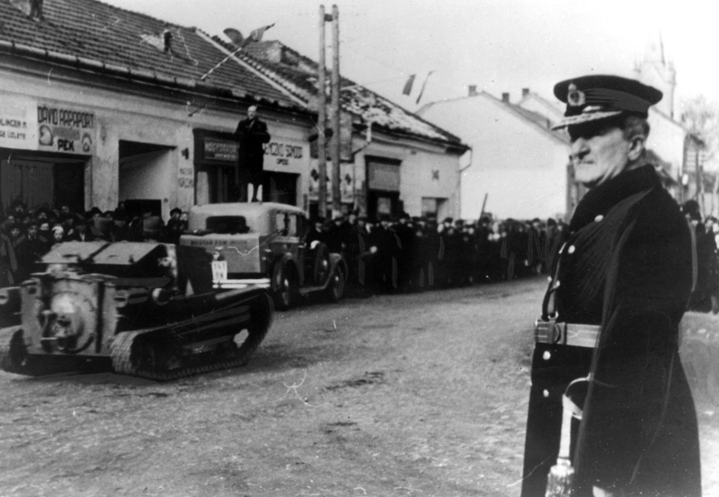 Адмирал Миклош Хорти принимает парад венгерских войск.