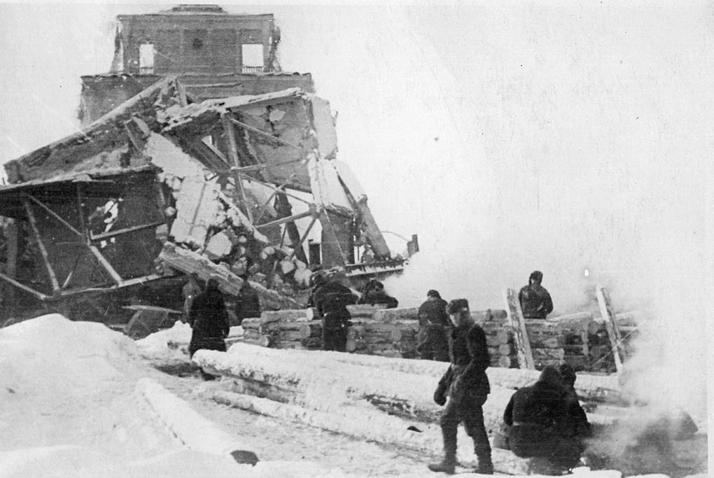 Взорванный шлюз №3 на канале Москва - Волга. 1941 г.