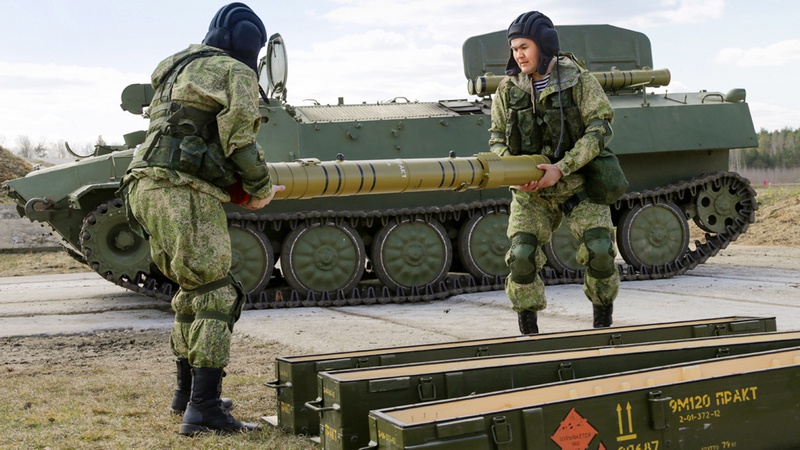 Экипаж — два человека. Этого вполне достаточно, так как боекомплект содержится в автоматизированной боеукладке.