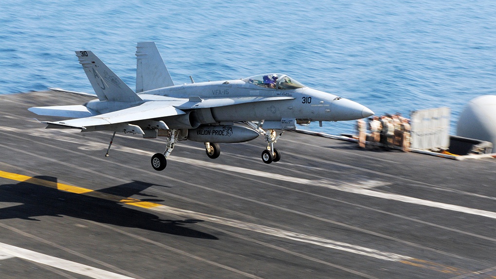 FA-18C Hornet приземляется на USS George H.W. Bush.