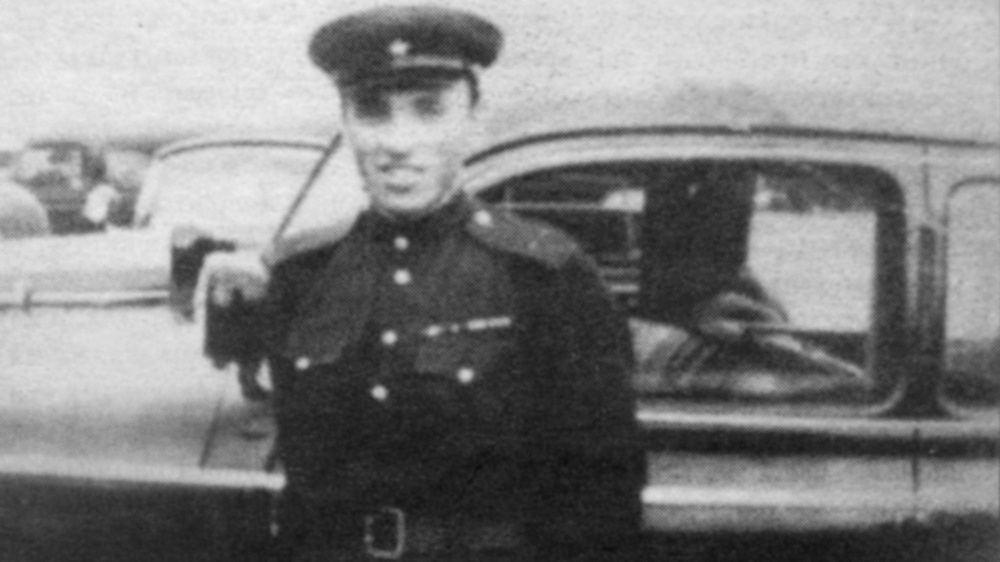 Лейтенант Бучин у одной из разъездных машин маршала Жукова, 1944 г.