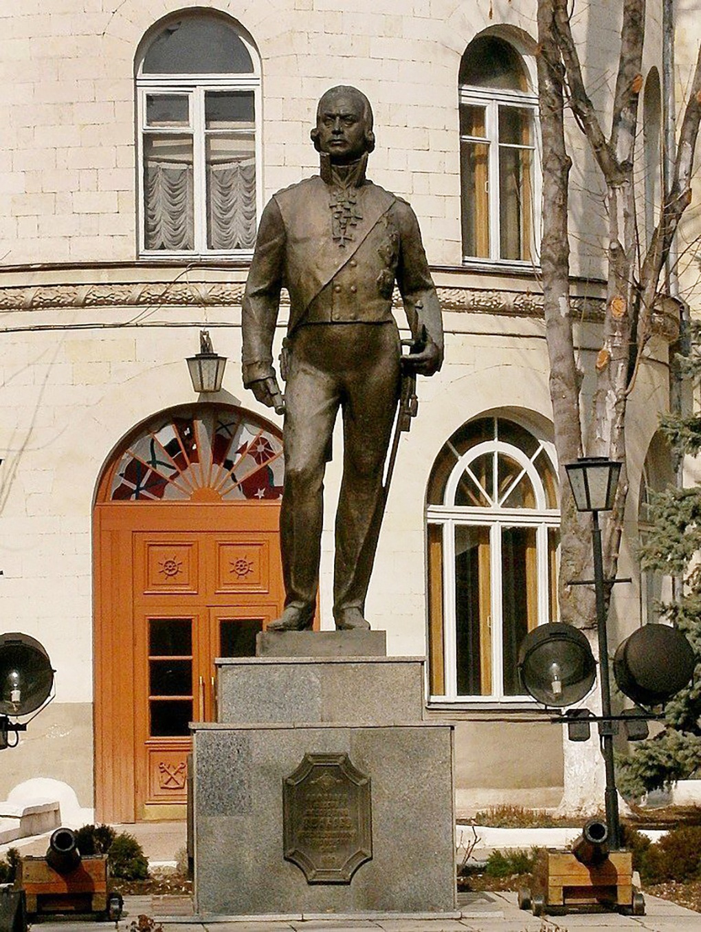 Памятник адмиралу Ф.Ф.Ушакову в Севастополе у штаба Черноморского флота.