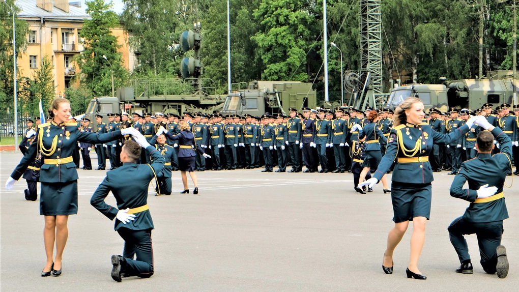 Звучит Лейтенантский вальс.