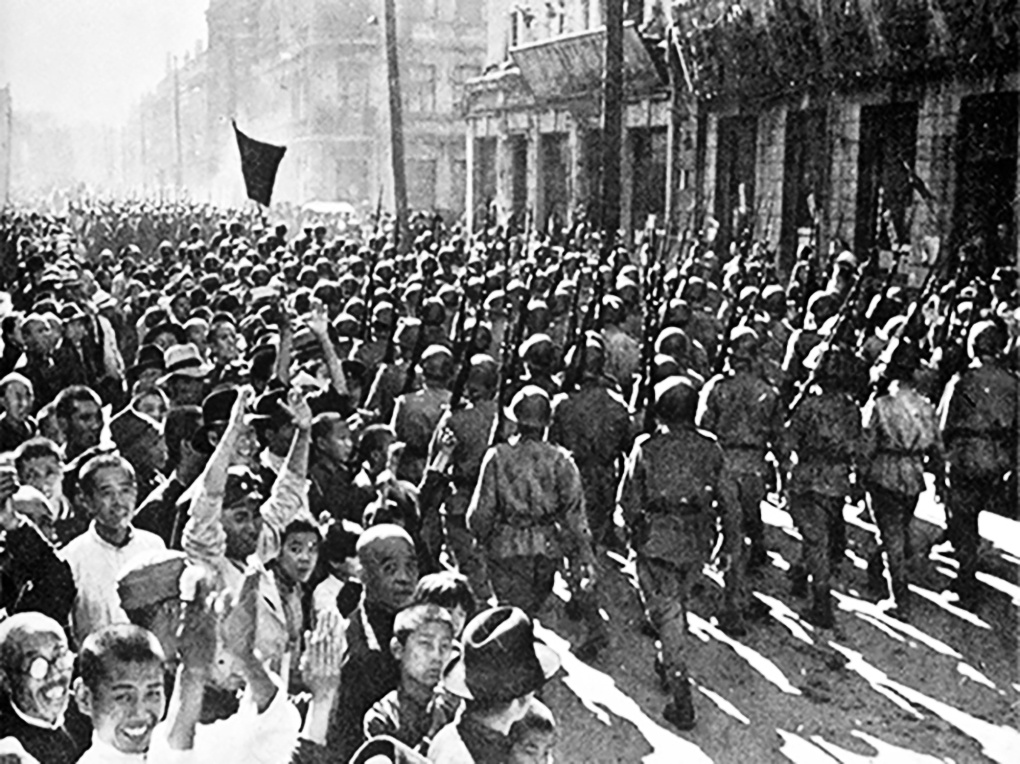 Советские войска входят в освобожденный Харбин.