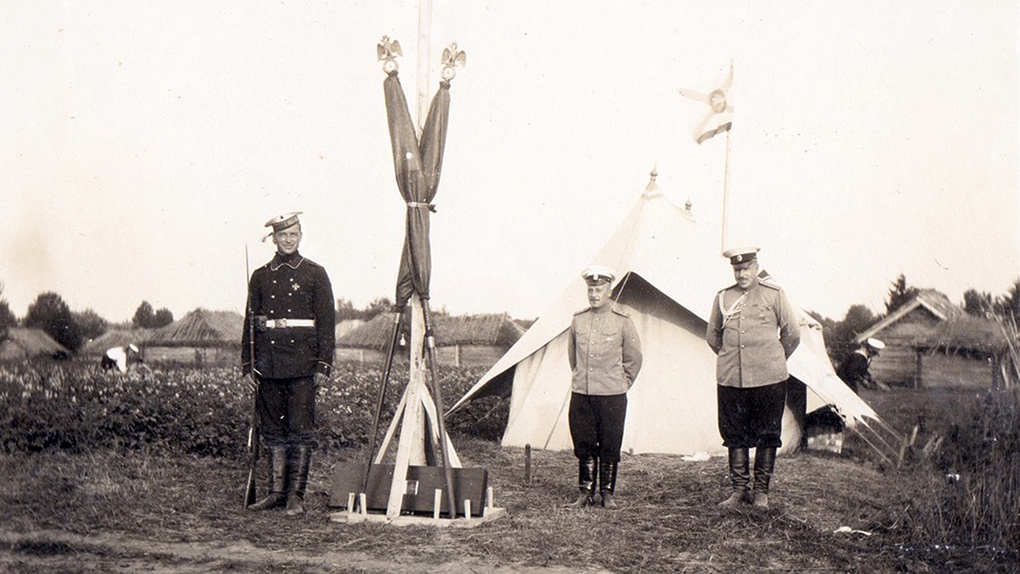 Часовой со знаменами Гвардейского Экипажа у командирской палатки в дер. Маслово.