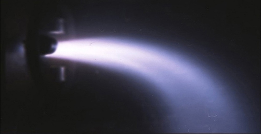 Отклонение плазменной струи во время экспериментов с магнитоплазмодинамическим ускорителем в Проблемной лаборатории МГУПИ под руководством профессора Кубарева.