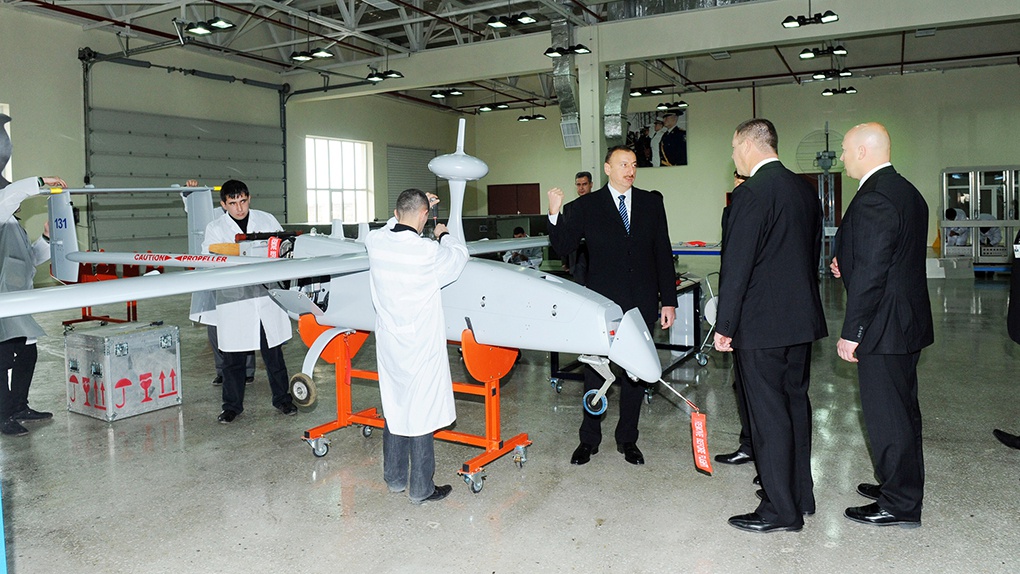 Президент Ильхам Алиев во время открытия завода AZAD Systems Co знакомится с цехом где собирают БЛА Aerostar.