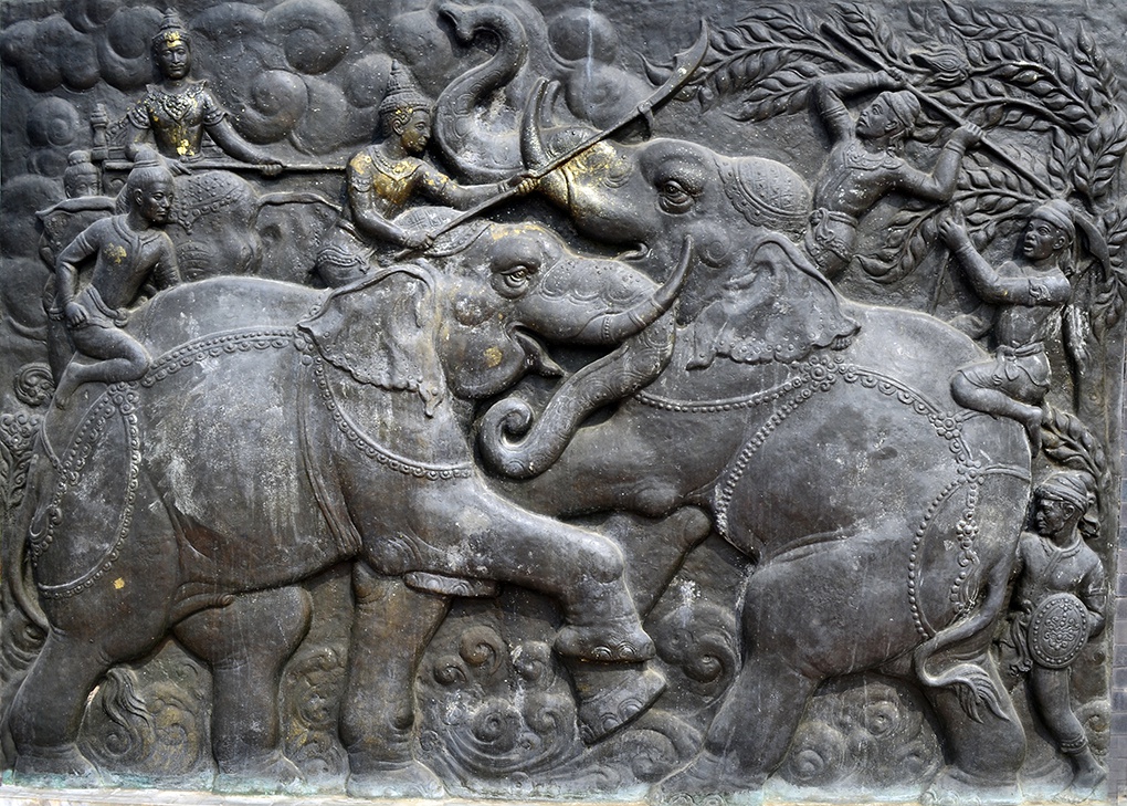 Барельеф, изображающий столкновение боевых слонов.