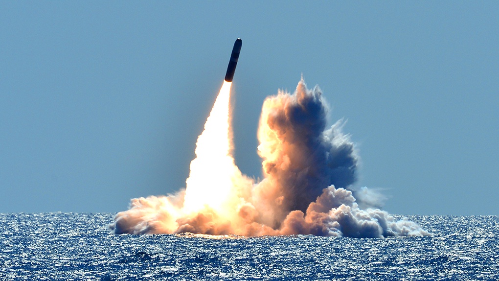 Пуск американских ракет носитель Трайдент 2 с подводной лодки.