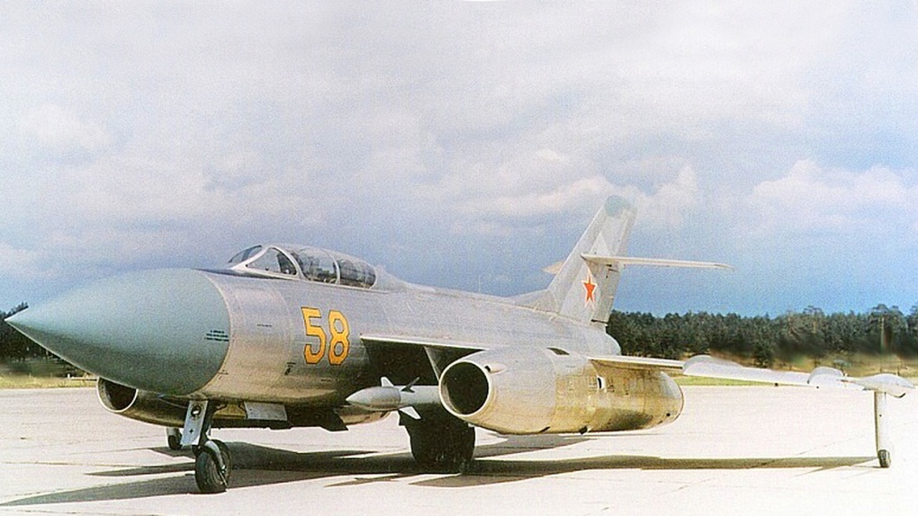 Самолёт Як-27К борт №58 с ракетами К-8.