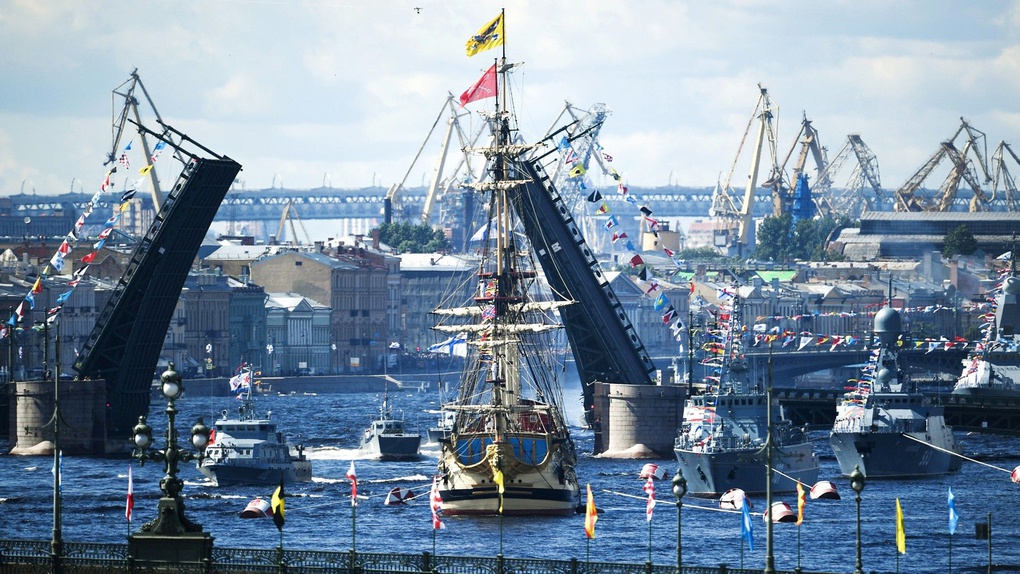 Военно-морской парад в Санкт-Петербурге.