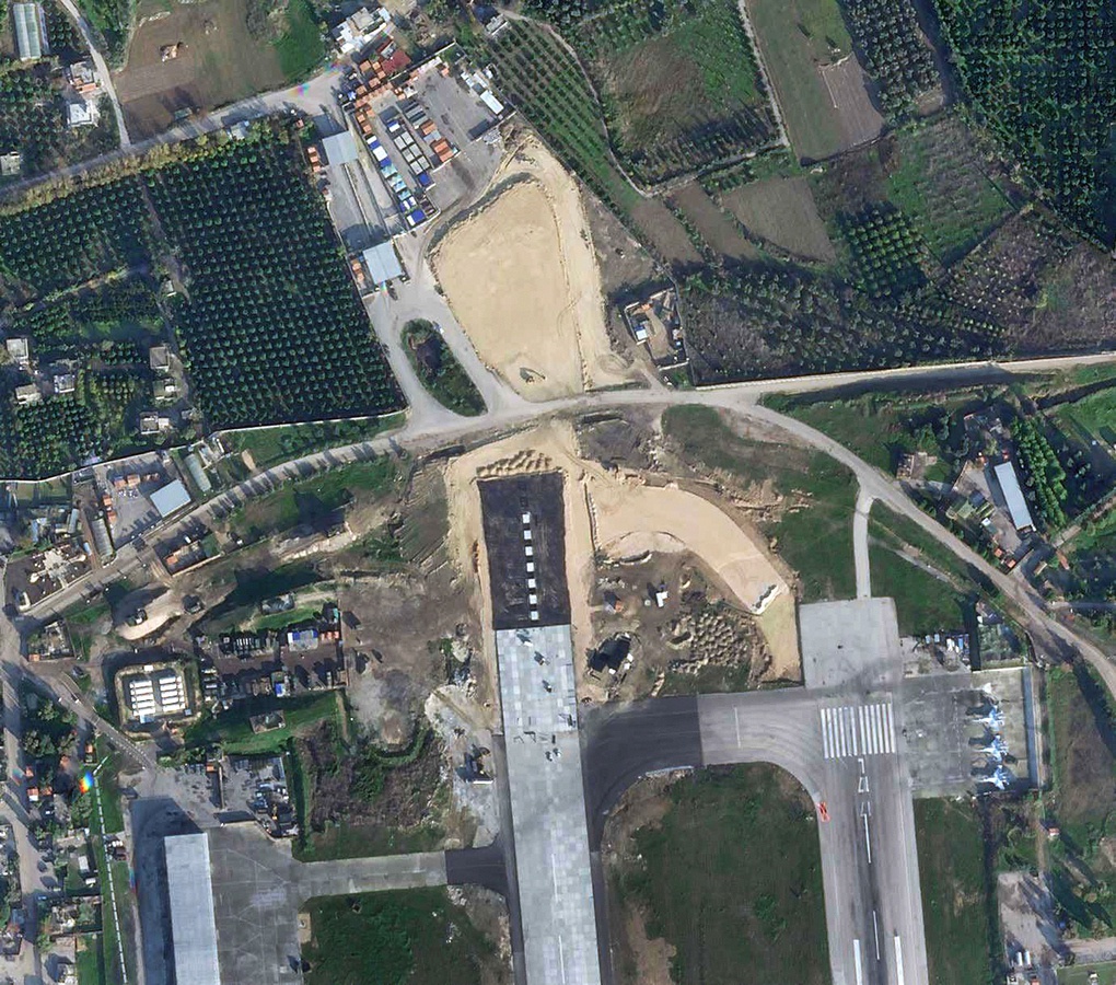 Вид на продолжающиеся строительные работы по расширению северной части западной взлетно-посадочной полосы Хмеймима, по данным на 14 декабря 2020 года.