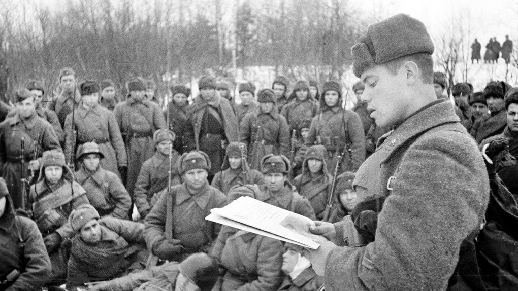 Советский командир зачитывает речь Сталина во время боёв за Москву.