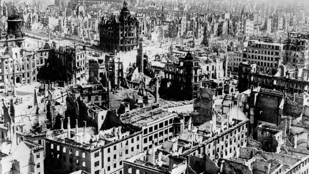 Дрезден после бомбардировки 13 - 15 февраля 1945 г.