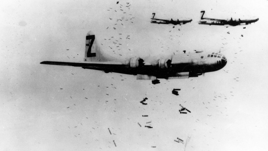 В-29 сбрасывают зажигательные бомбы на Иокогаму 1945 г.