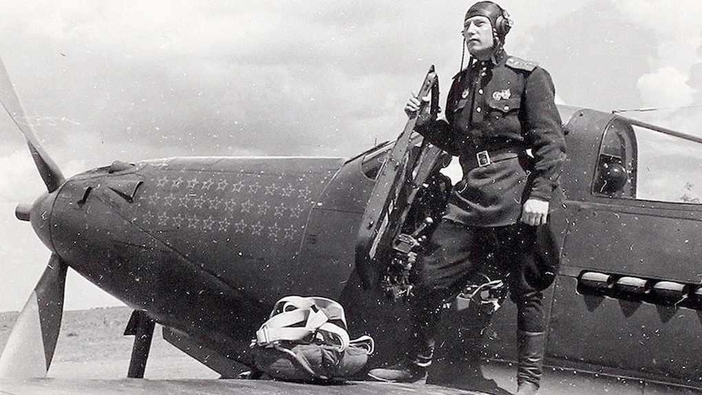 А.И.Покрышкин на крыле своего истребителя Р-39 «Аэрокобра».