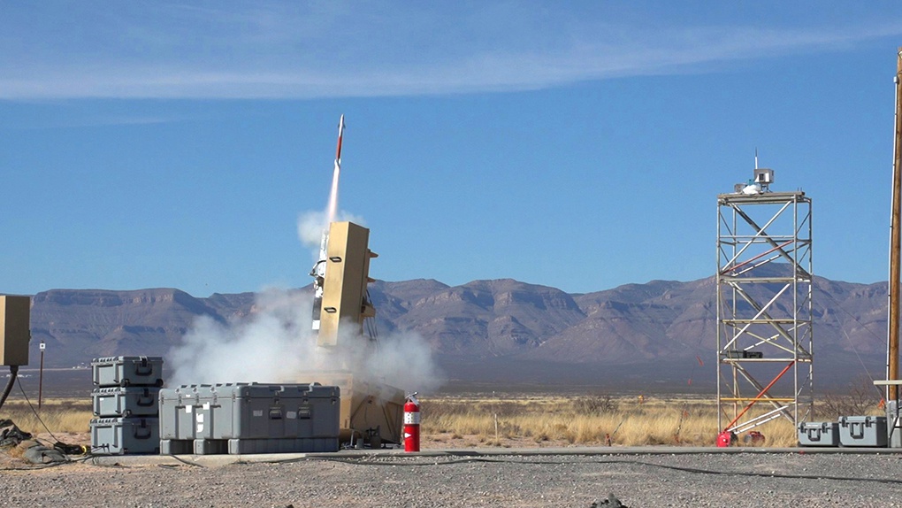 Испытания миниатюрной ракеты Lockheed Martin Hit-to-Kill на ракетном полигоне Уайт-Сэндс.