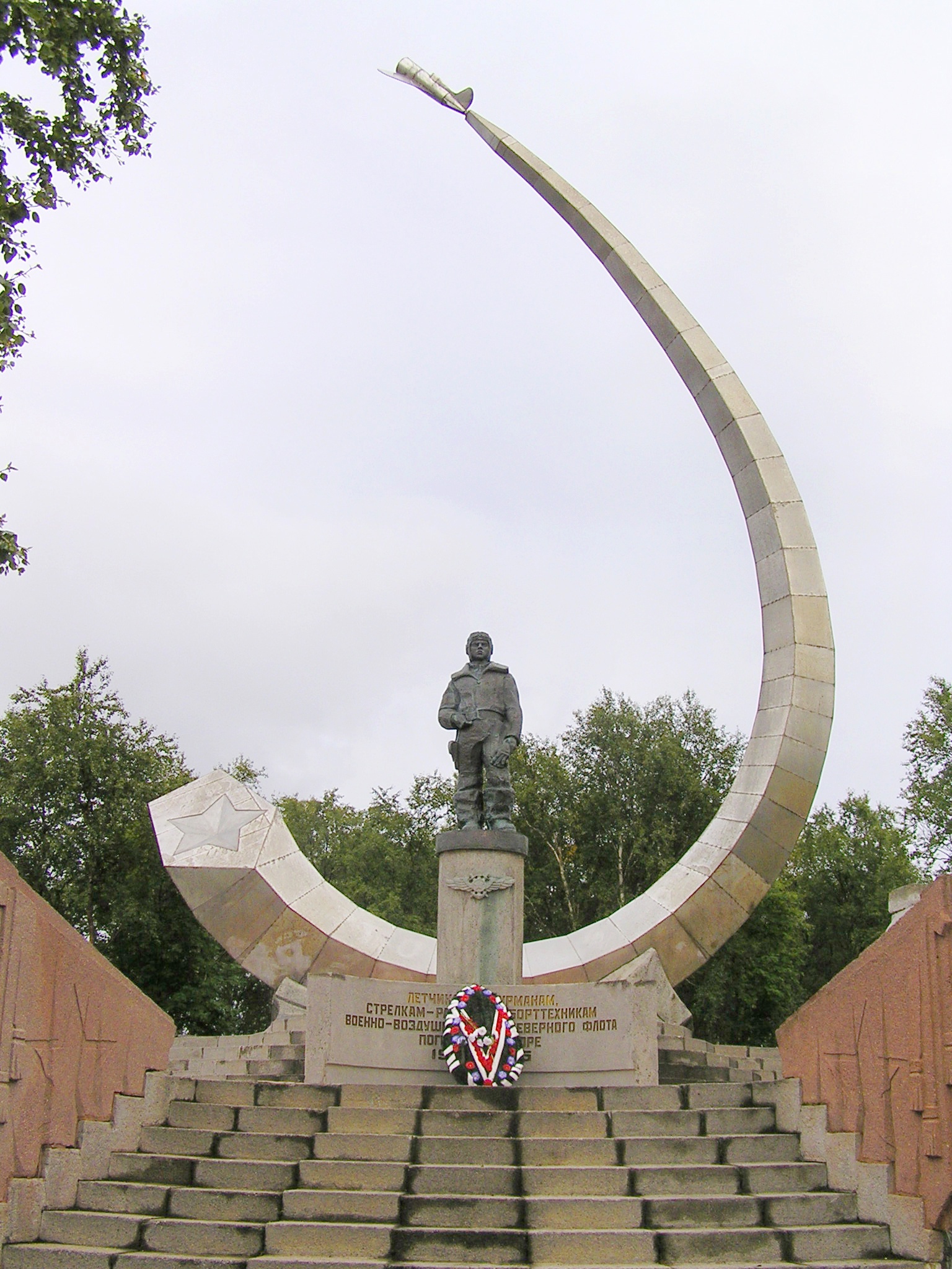 Мемориал авиаторам-североморцам, погибшим в море. Открыт 17 августа 1986 года в пос. Сафоново. Скульптор Э.И. Китайчук.