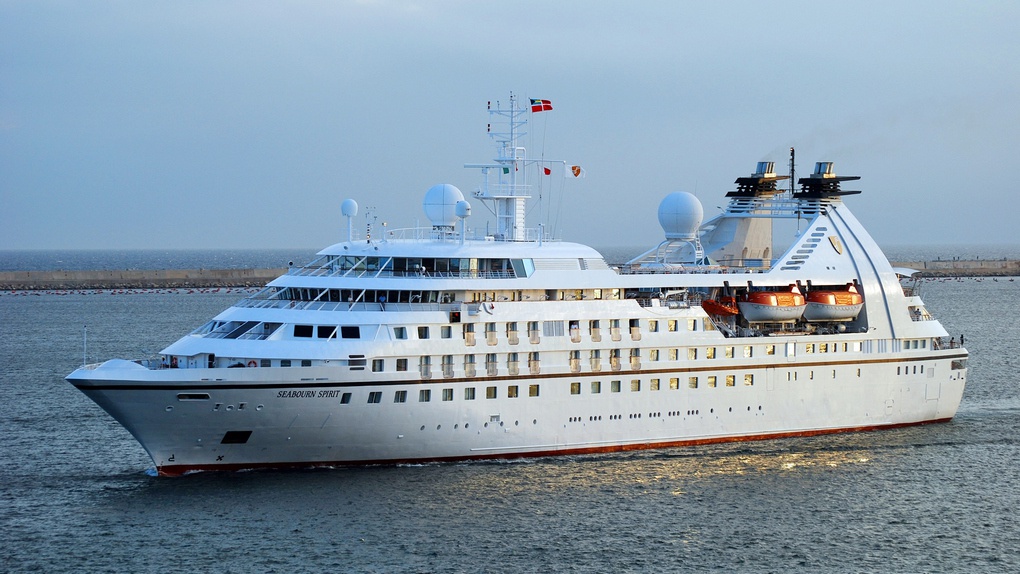 Круизный лайнер Seabourn Spirit.