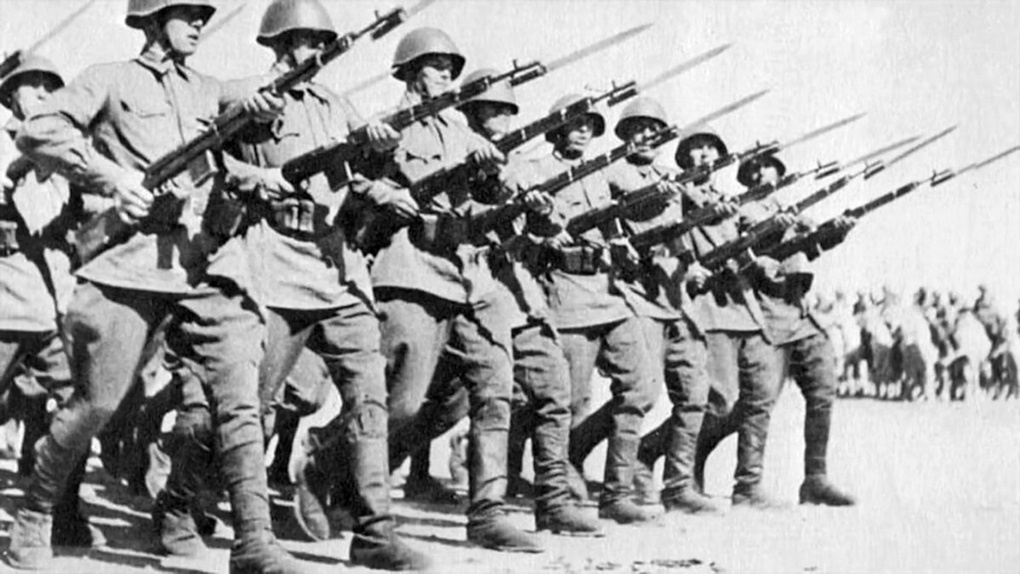 Советские солдаты с винтовками СВТ-40.