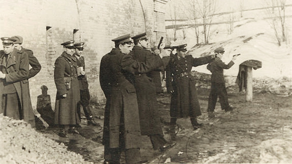 Группа советских лётчиков упражняется в стрельбе из пистолета ТТ.