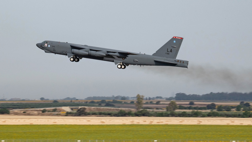 B-52H Stratofortress, приписанный ко 2-му бомбардировочному крылу на базе ВВС Барксдейл взлетает на авиабазе Морон.