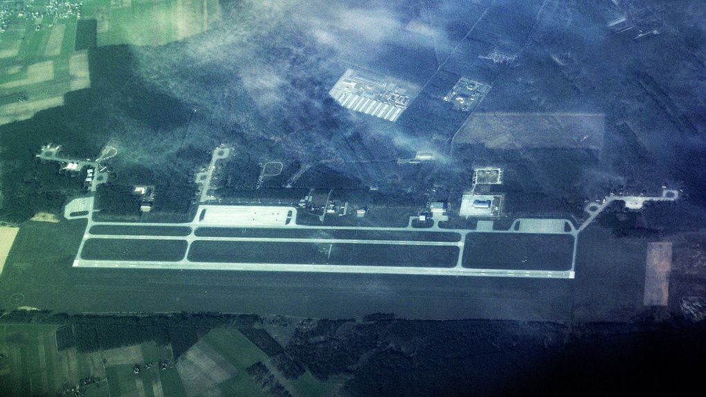 Вид на военный аэродром 33-й авиабазы в Повидз (Польша) из космоса.