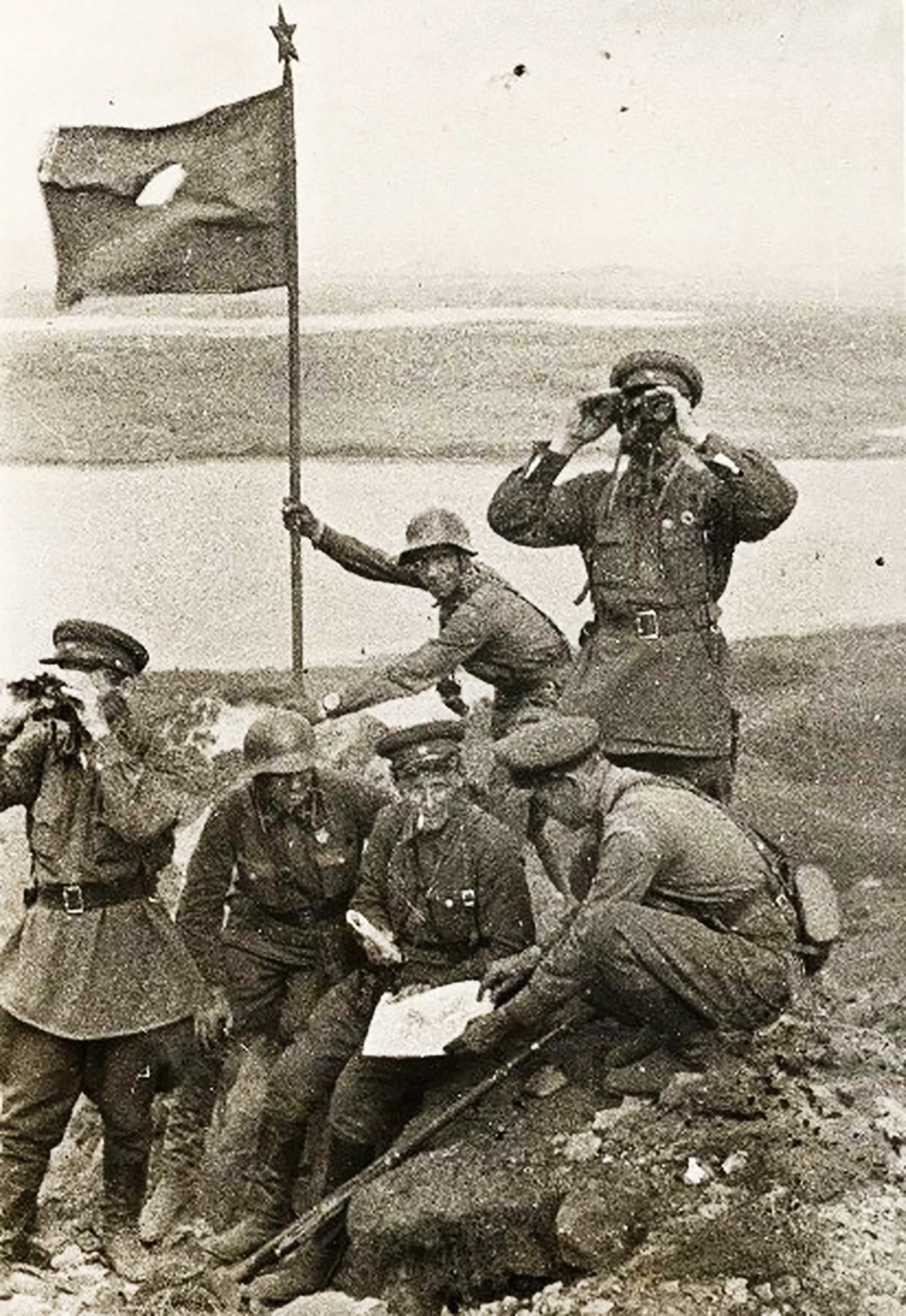 Советское знамя на сопке Заозёрная у озера Хасан.