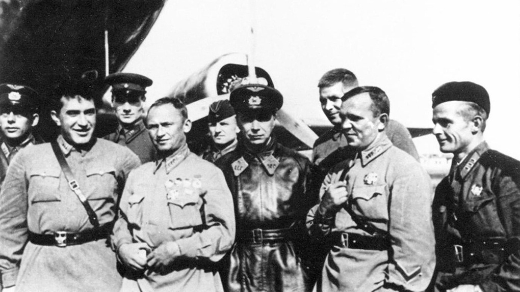 Я.В.Смушкевич с советскими лётчиками на Халхин-голе.