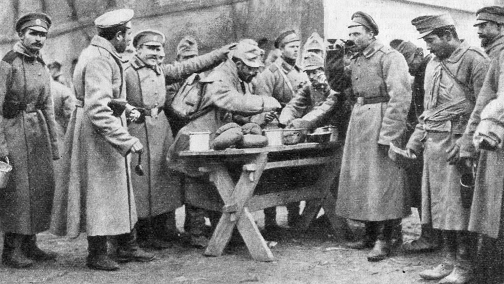 Русские солдаты делятся едой с пленными австрийцами.
