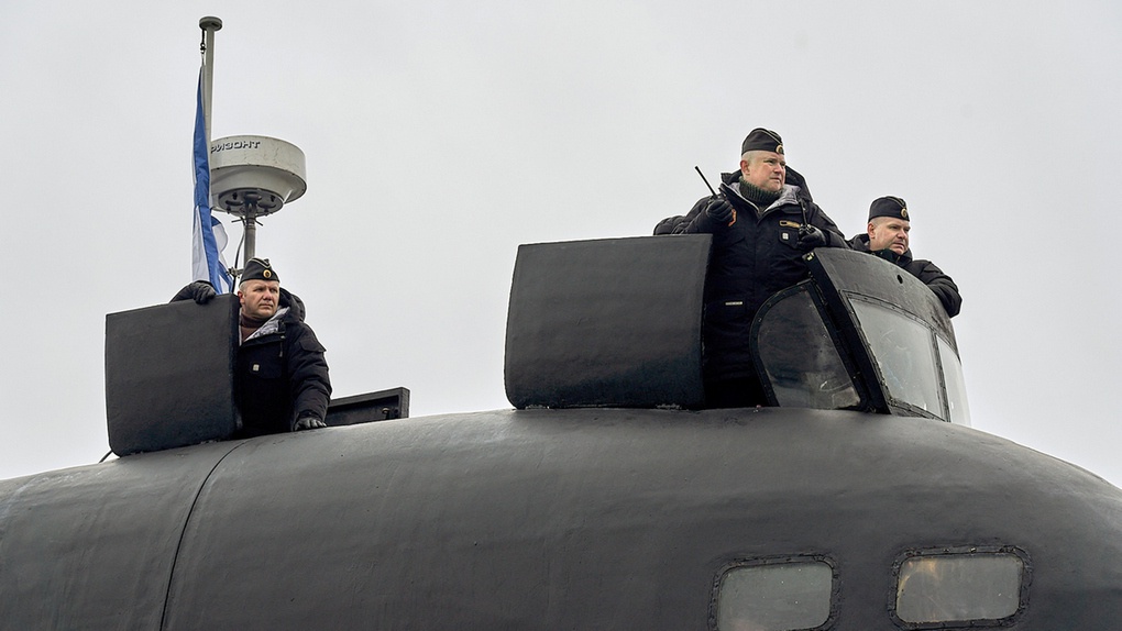 На рубке с рацией в руке командир АПЛ «Казань» капитан 1 ранга Александр Бекетов.