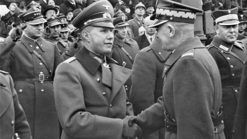 Маршал Эдвард Рыдз-Смиглы (справа) пожимает руку немецкому атташе полковнику Богиславу фон Штудницу на параде в честь Дня независимости Польши. 11.11.1938.