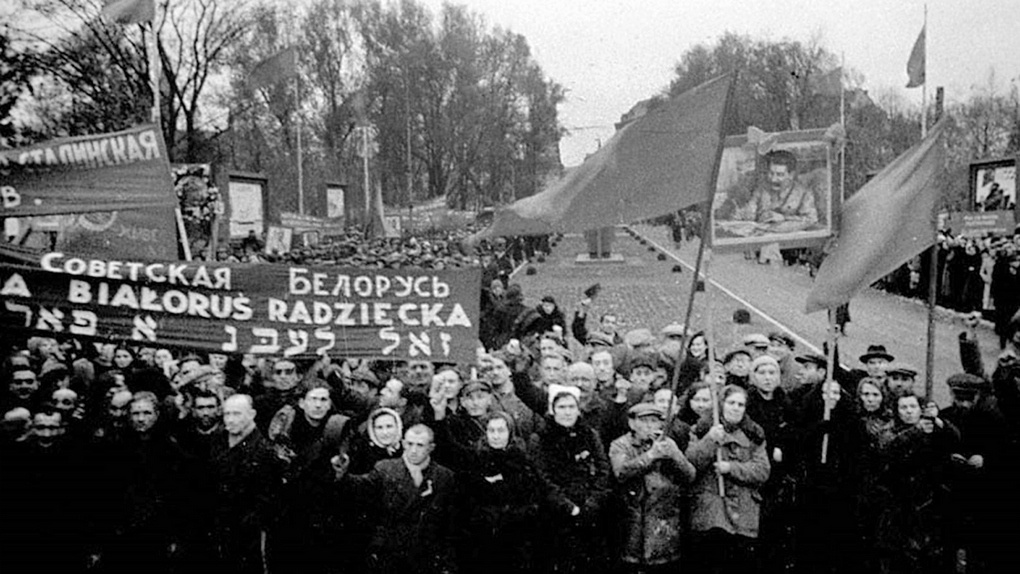 Митинг в Западной Белоруссии, посвящённый вхождению её в состав Белорусской ССР. Транспаранты на русском, польском и идиш.