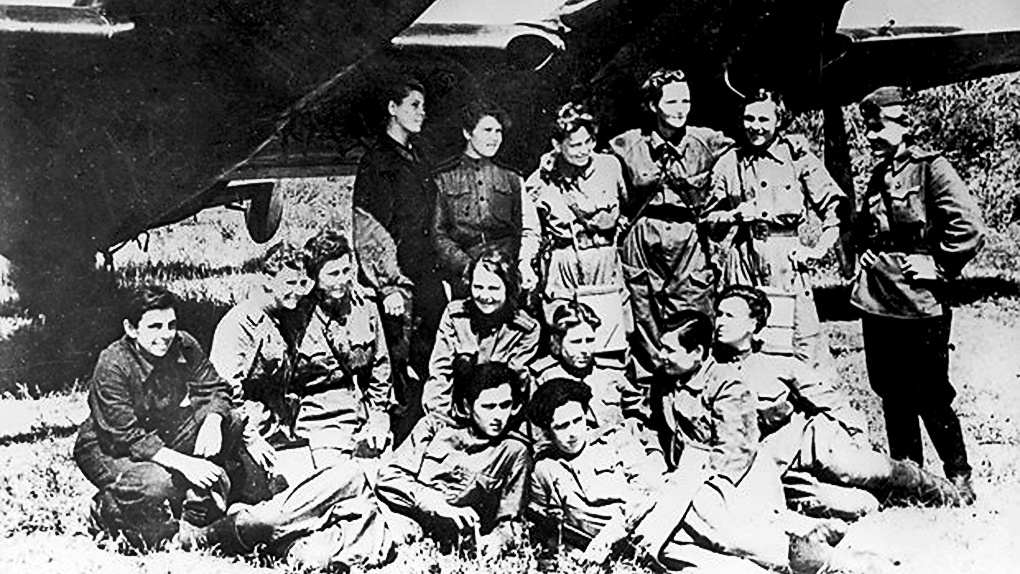 Женский экипаж Пе-2 из состава 587-го БАП.