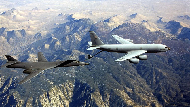 Стратегический бомбардировщик B-1В Lancer принимает топливо с заправщика KC-135 Stratotanker.