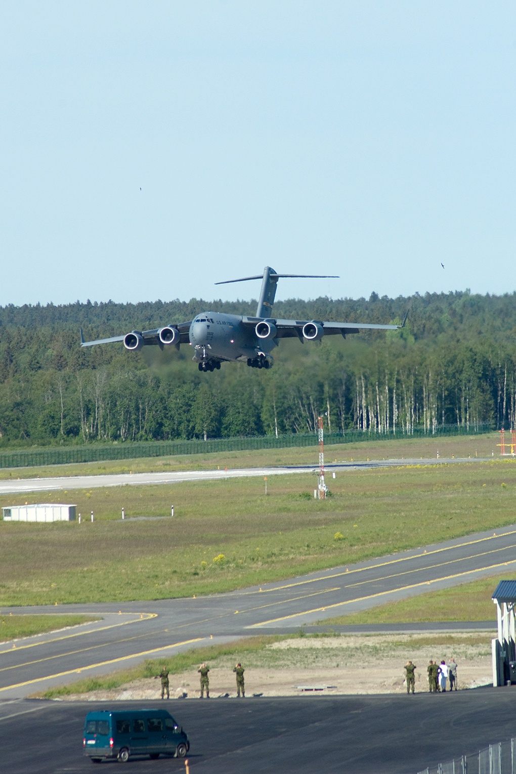Самолёт ВВС США C-17 Globemaster идёт на посадку на авиабазе Эмари в Эстонии.