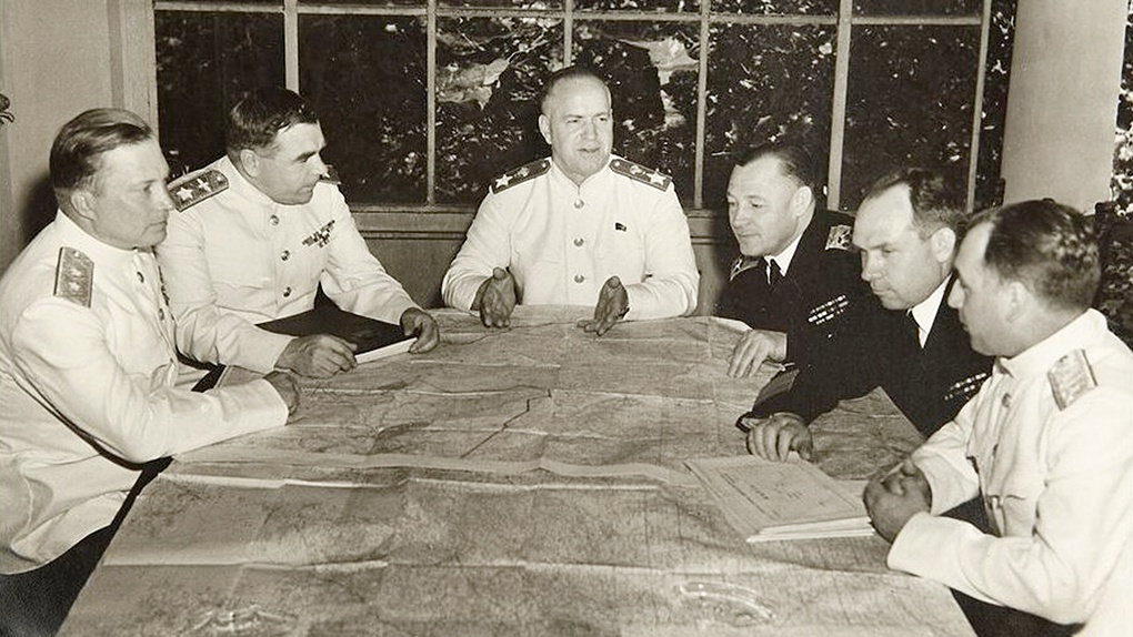 Министр обороны Маршал Советского Союза Г.К. Жуков с военачальниками, 1955 год.