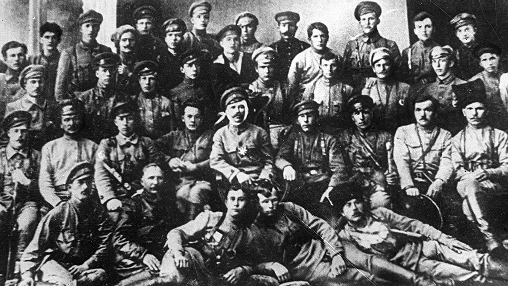В.И. Чапаев после ранения в голову под Уфой с подчинёнными (1918 г.).