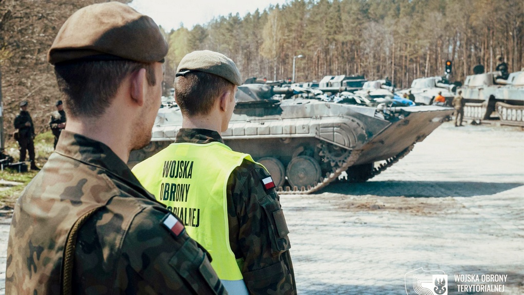 10-я бронекавалерийская бригада Войск территориальной обороны в рамках учений Defender Europe - 2022 перебрасывается на полигон Дравско в Западно-Поморском воеводстве Польши.