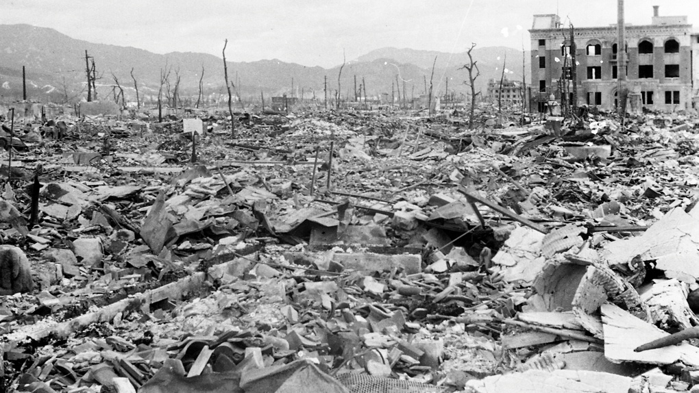 Нагасаки 9.08.45 после сброса на город американцами атомной бомбы «Толстяк» мощностью 19–21 кт.