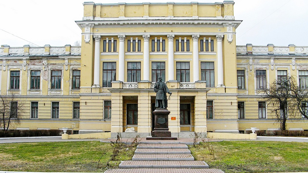 Центральный вход в здание Николаевской академии Генерального штаба.