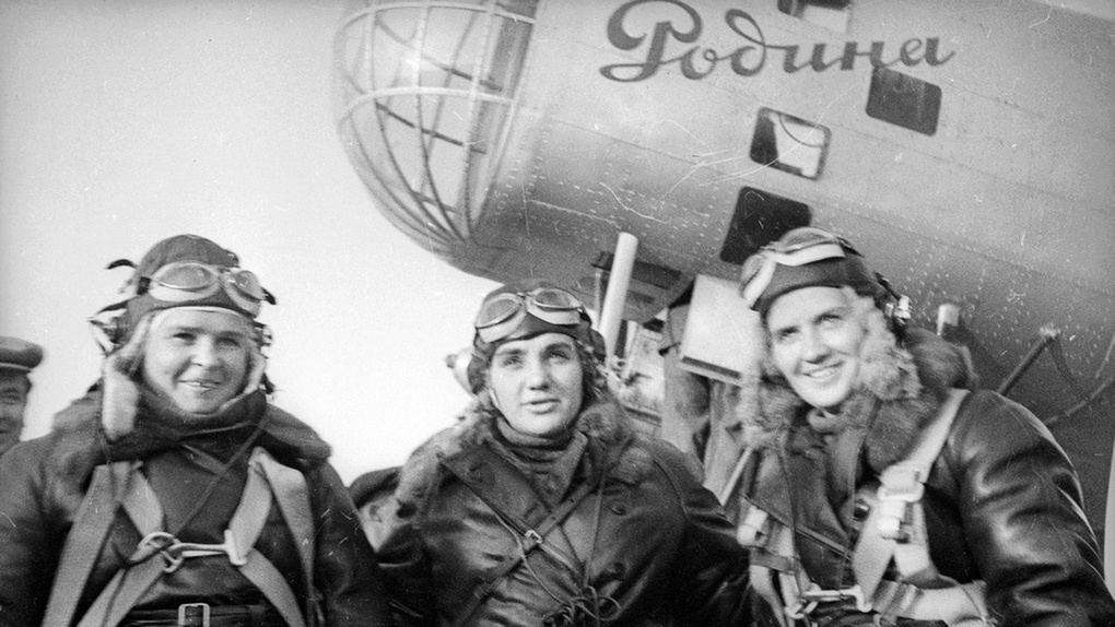 Экипаж самолета «Родина» П. Осипенко, В. Гризодубова, М. Раскова, 1938 год.