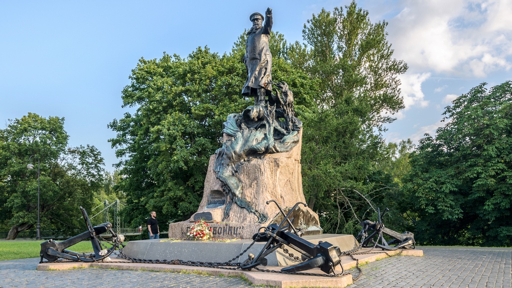 Памятник С.О. Макарову в Кронштадте.