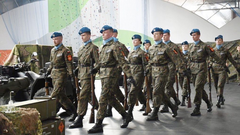 На 1-й ярмарке военной службы и труда в Пиньчуве школьников зазывали на контрактную службу в Войско Польское.