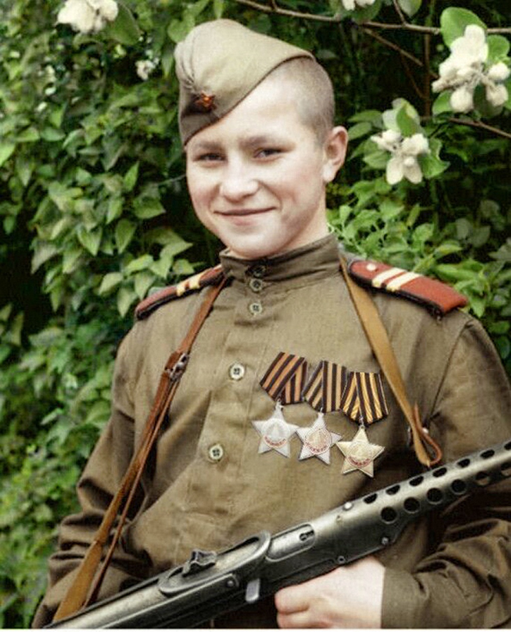 Самый молодой кавалер ордена Славы трёх степеней Иван Кузнецов (17 лет).