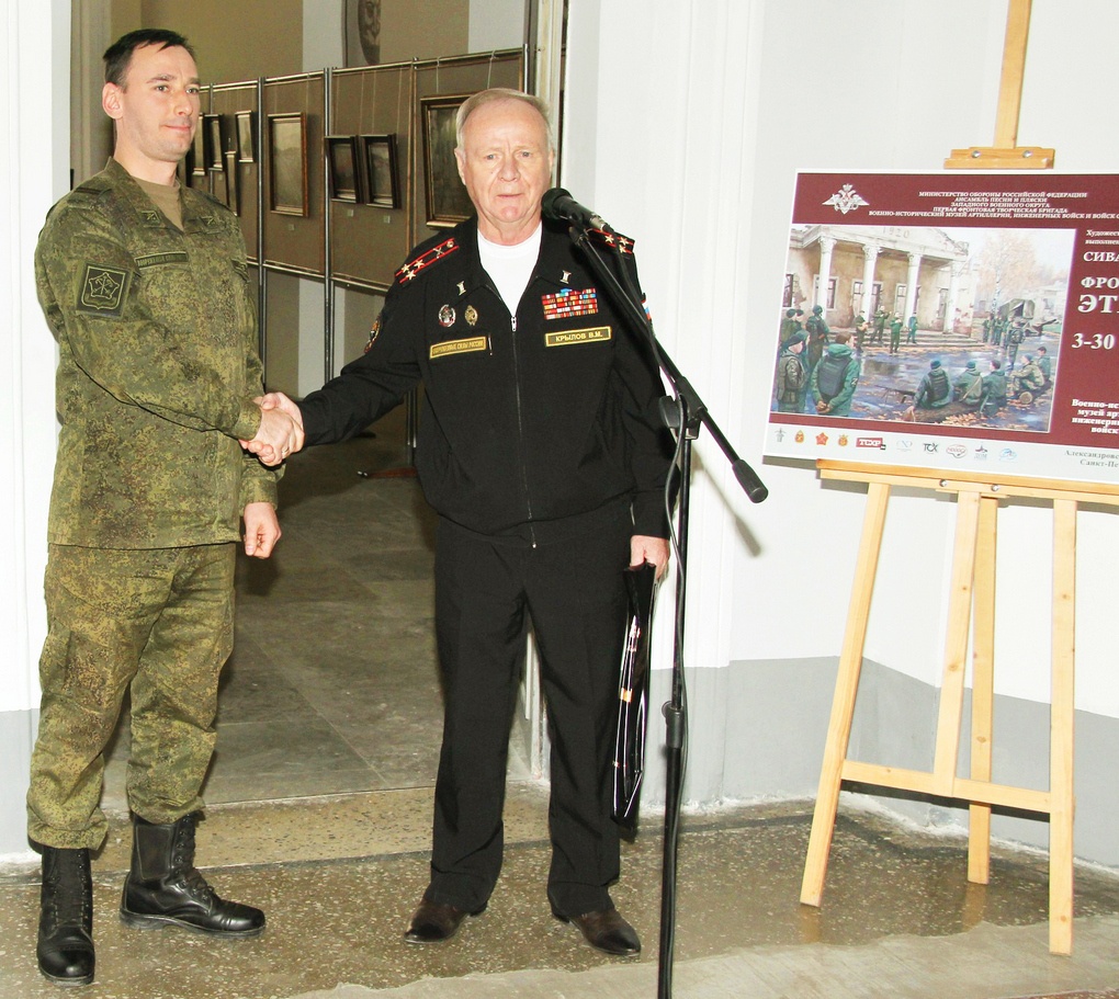С начальником музея полковником в отставке Валерием Крыловым.