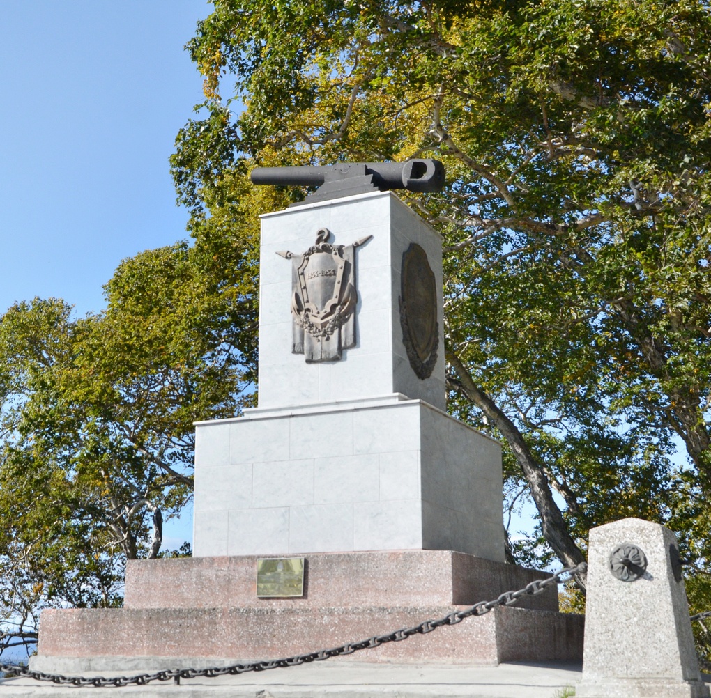 Памятник героям III батареи лейтенанта Александра Петровича Максутова.