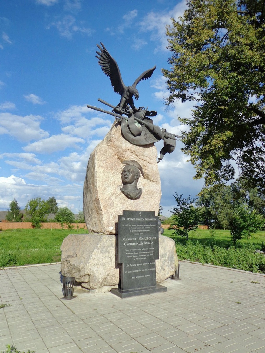 Памятник М.В. Скопину-Шуйскому в городе Калязине.